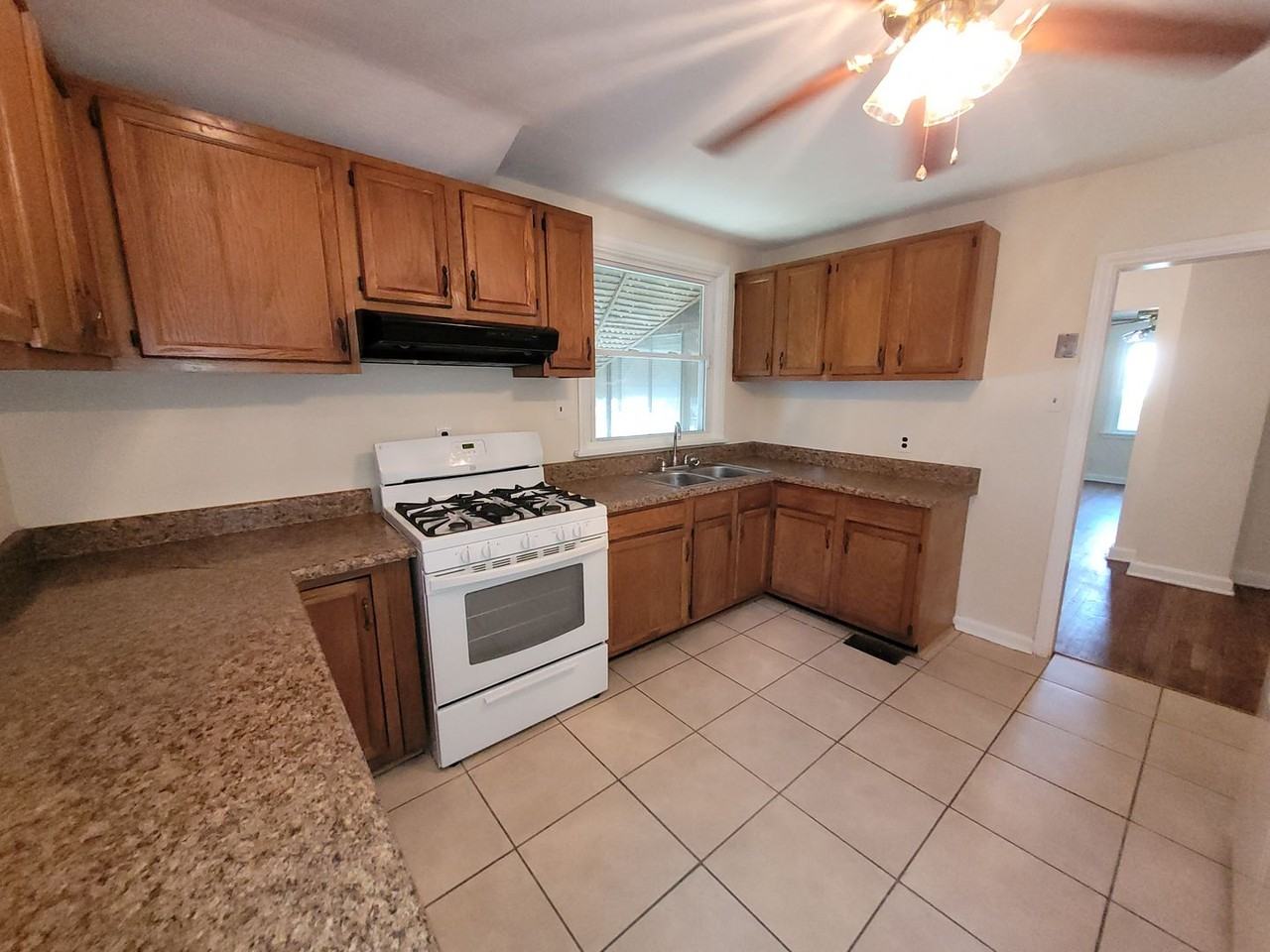 617 Surry St - Photo 5 of 22