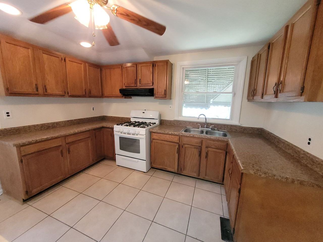 617 Surry St - Photo 6 of 22