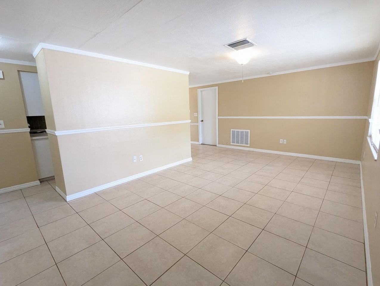 7423 Heather St - Photo 3 of 15