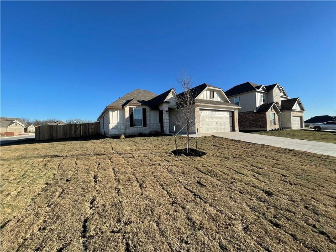 917 Hollyhock Dr - Photo 2 of 40