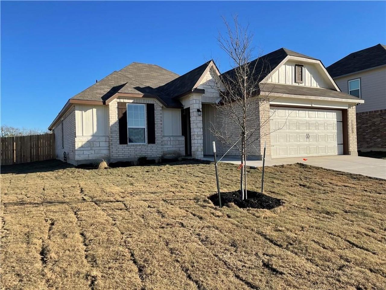 917 Hollyhock Dr - Photo 3 of 40