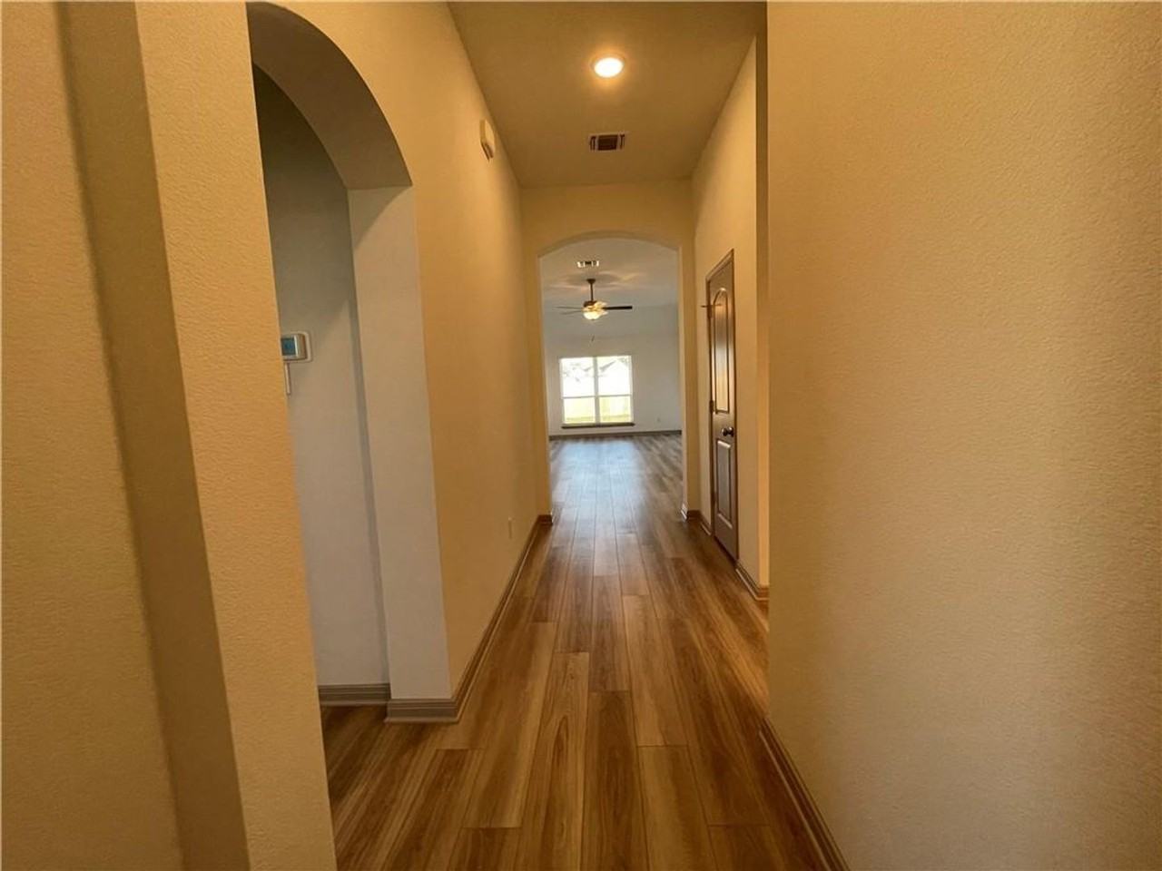 917 Hollyhock Dr - Photo 4 of 40