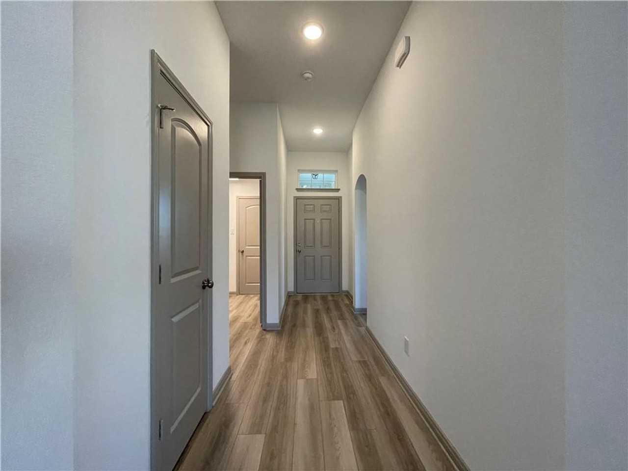 917 Hollyhock Dr - Photo 5 of 40
