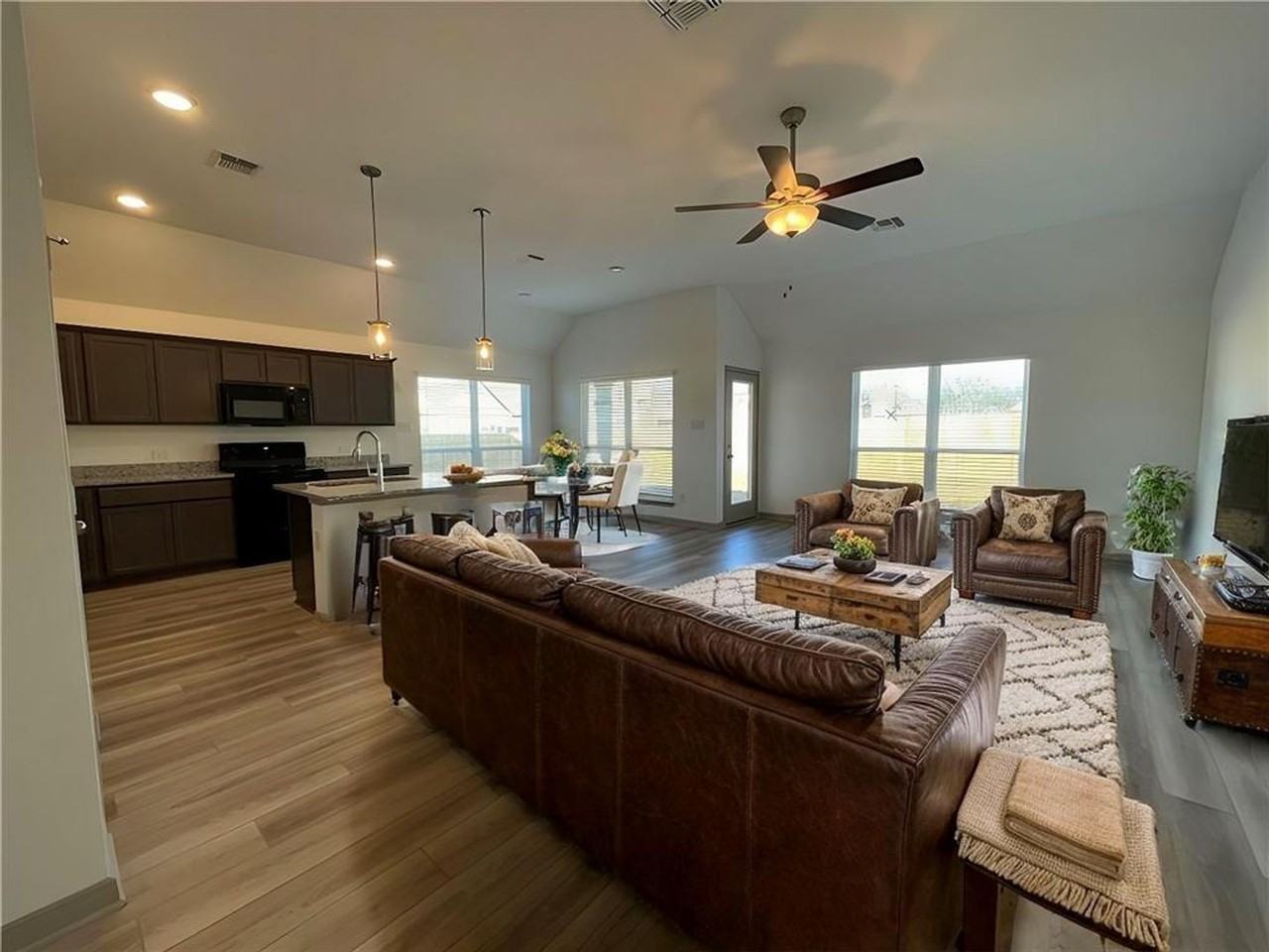 917 Hollyhock Dr - Photo 6 of 40
