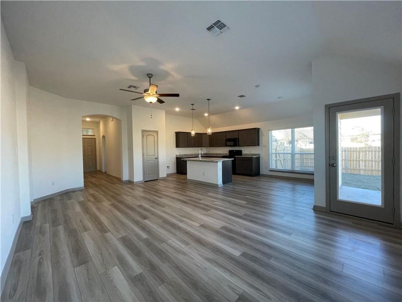 917 Hollyhock Dr - Photo 7 of 40