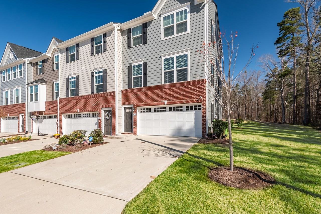 102 Tamworth Crk - Photo 2 of 27