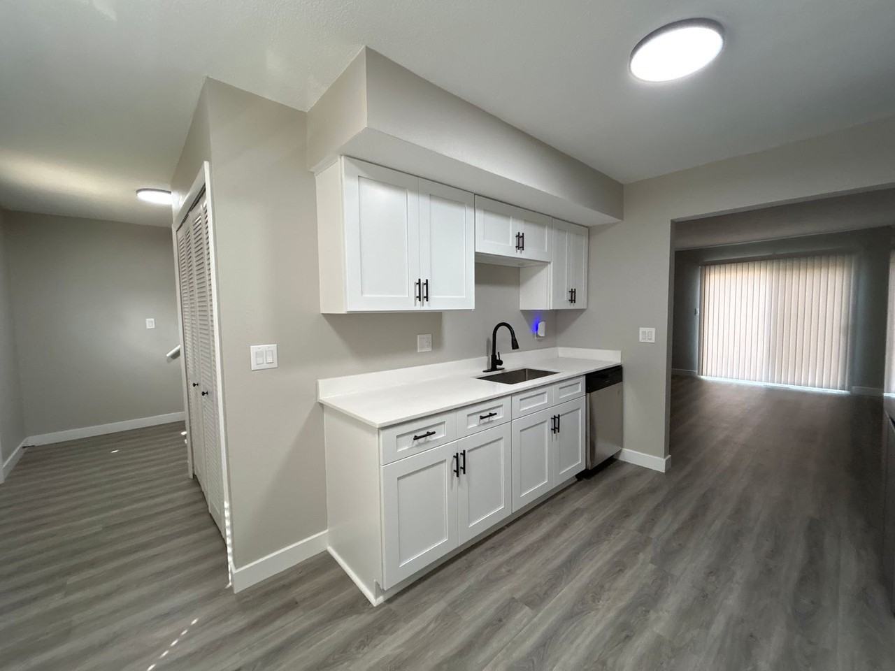 811 Lindenwood Dr W - Photo 2 of 19