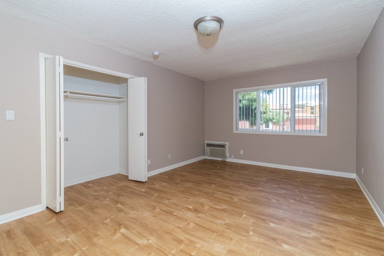 D19--Hoover House--3036 South Hoover Street - Photo 6 of 18