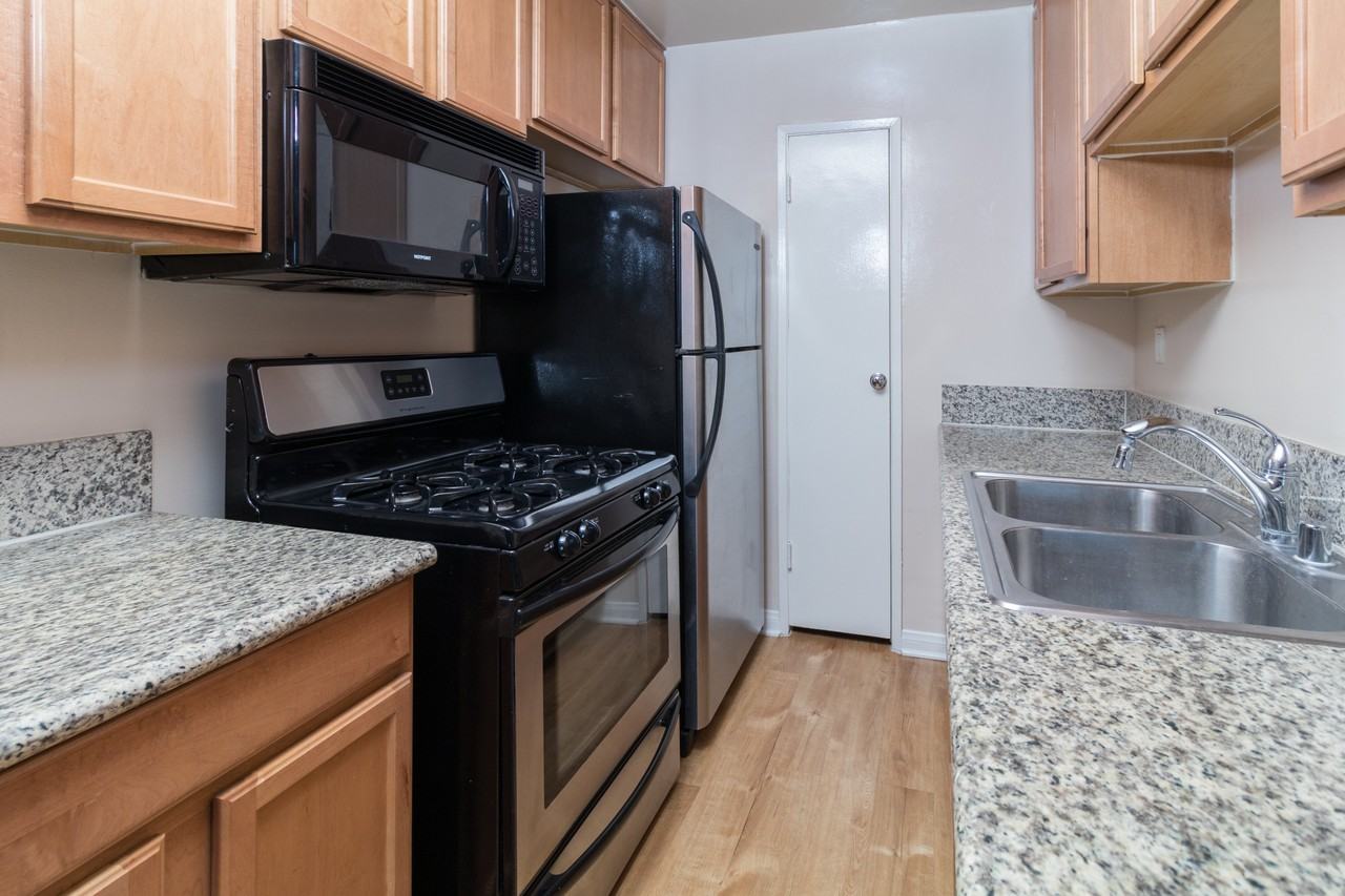 D19--Hoover House--3036 South Hoover Street - Photo 6 of 15