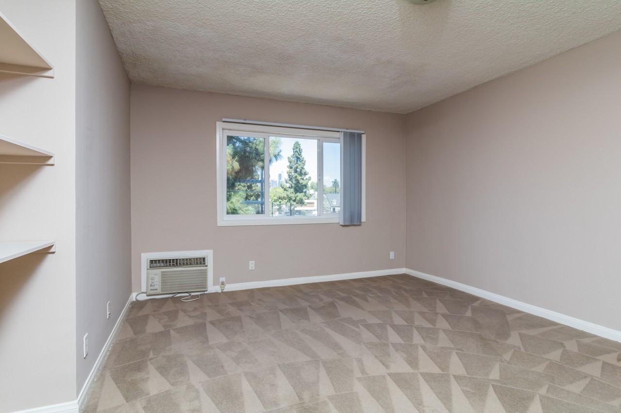 D19--Hoover House--3036 South Hoover Street - Photo 7 of 15