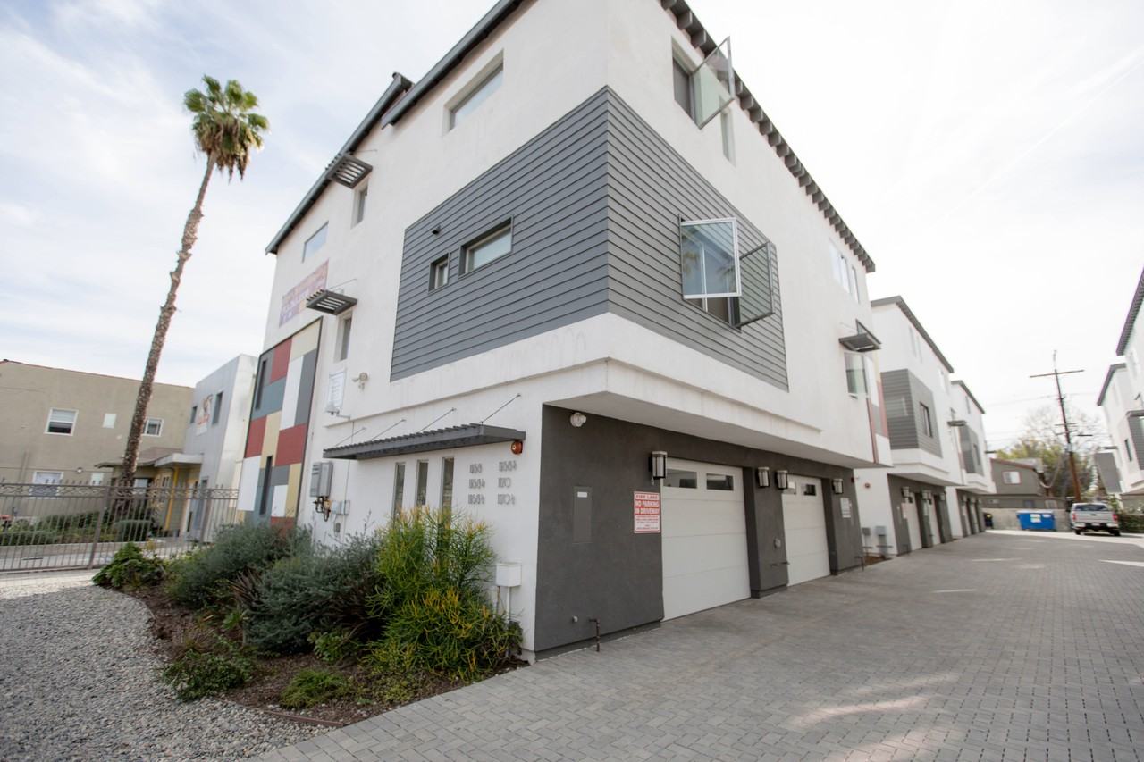 F78--1168 W. 36th Place - Photo 2 of 22