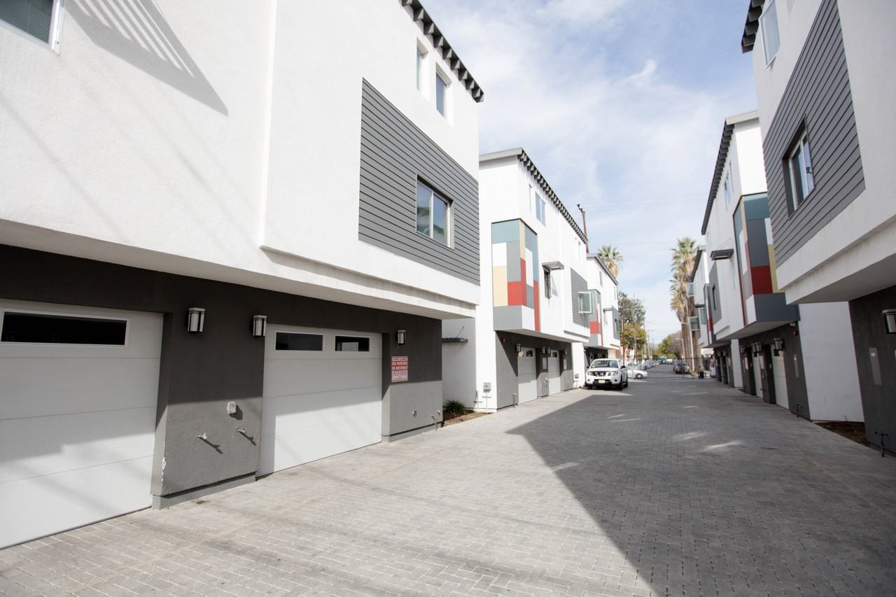 F78--1168 W. 36th Place - Photo 3 of 22