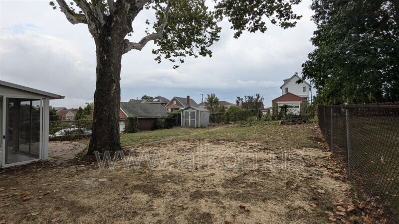 1735 Vermont Ave - Photo 3 of 24