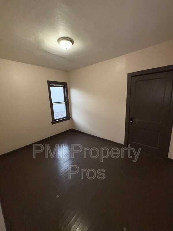 2205 W Melvina St Uppr - Photo 3 of 8