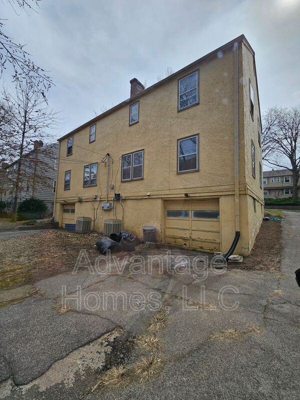 612 E 63rd Ter - Photo 3 of 22