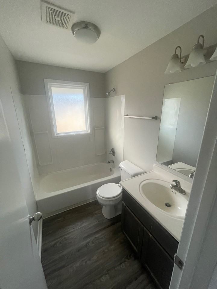 1839 East 8th Street - Photo 4 of 8