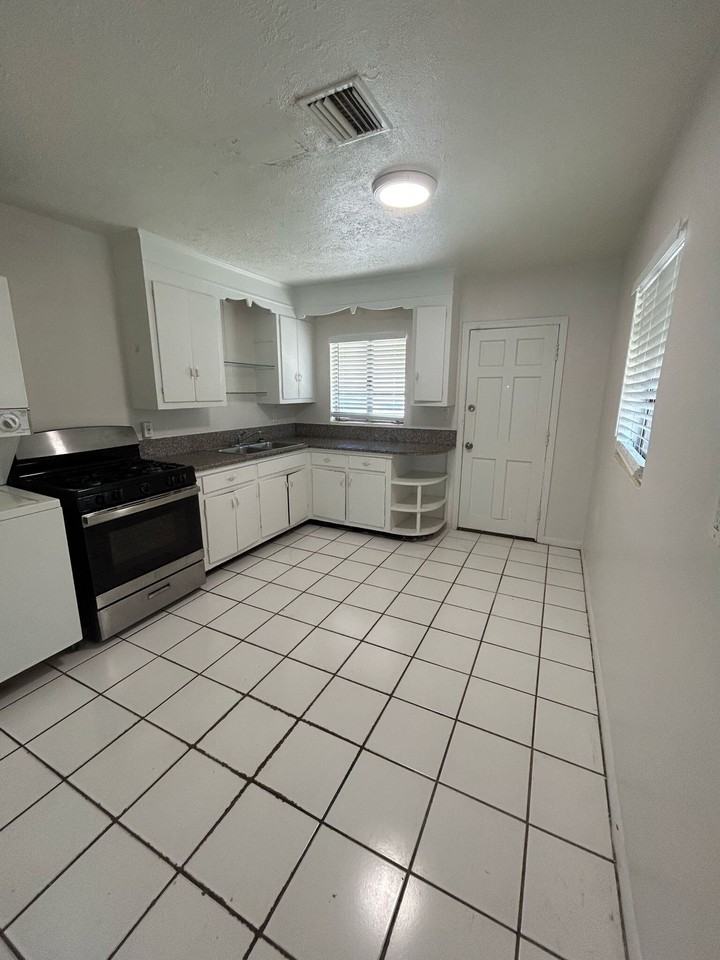 181 West 15th Street - Photo 2 of 8