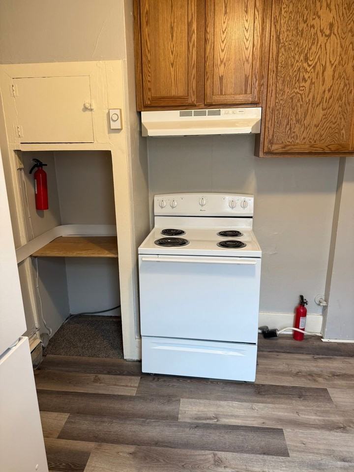 920 Oxford Ave - Photo 3 of 11