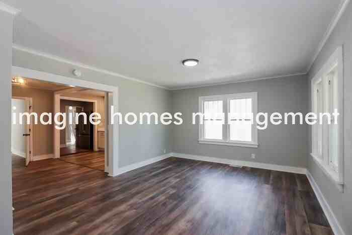 8516 Robinson St - Photo 3 of 17