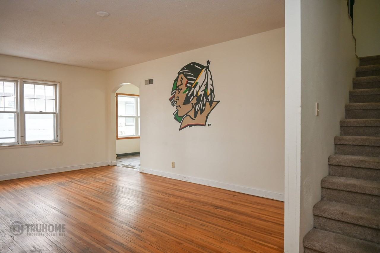 2313 University Ave - Photo 2 of 24