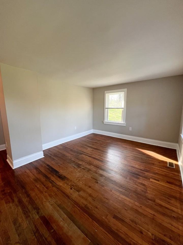 899 Potters Ln - Photo 6 of 23