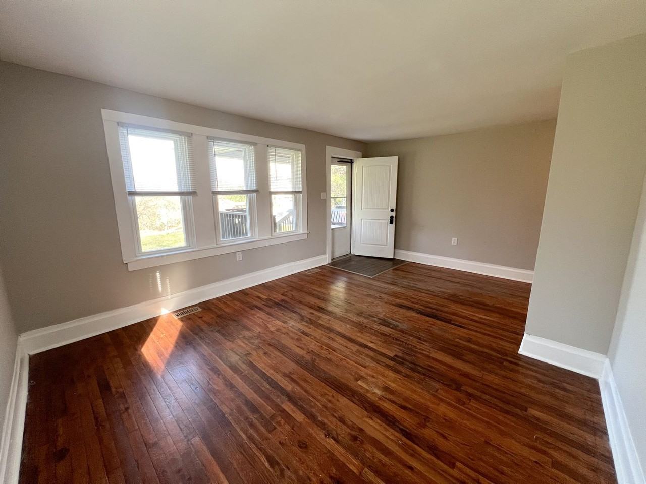 899 Potters Ln - Photo 7 of 23