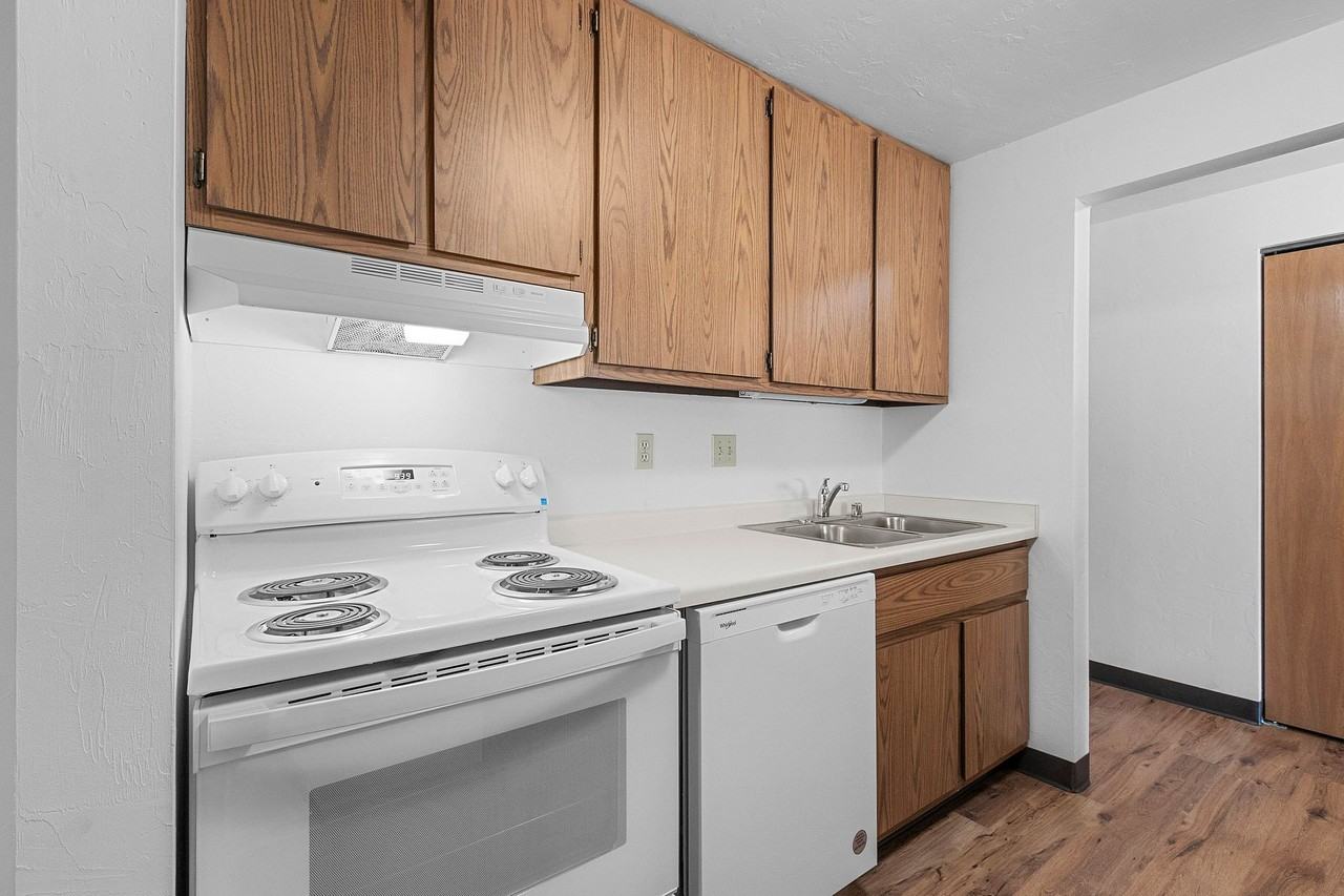 1079 Pilgrim Way - Photo 4 of 43