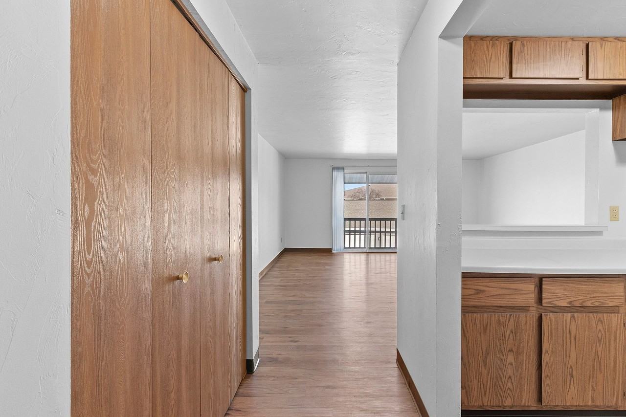 1079 Pilgrim Way - Photo 7 of 43