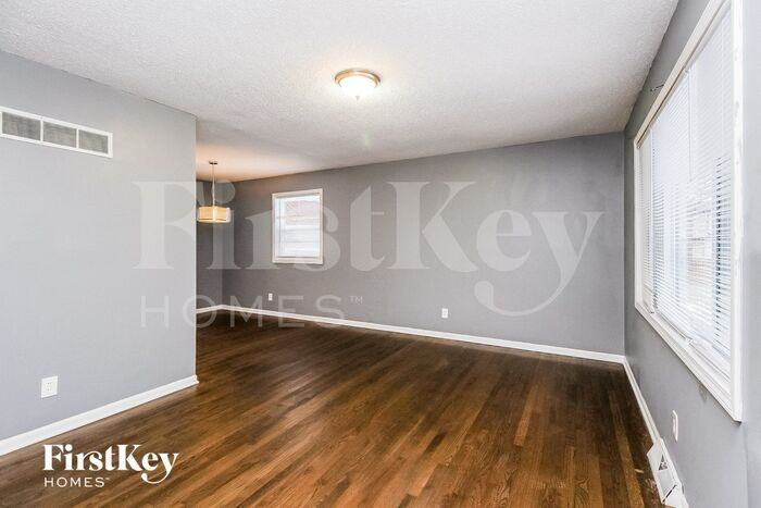 4900 N Sycamore Dr - Photo 2 of 15