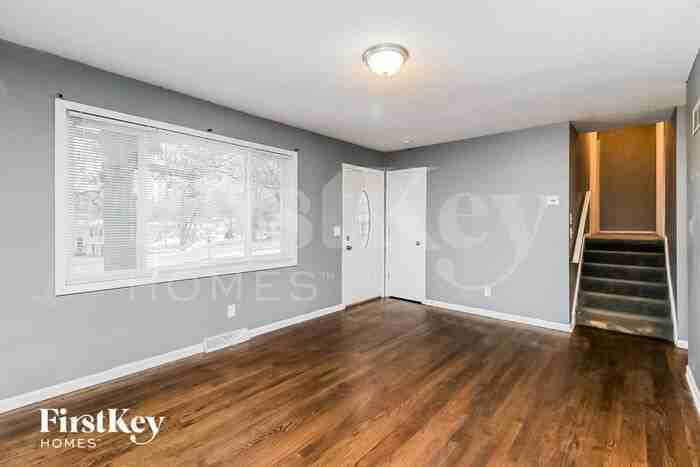 4900 N Sycamore Dr - Photo 3 of 15