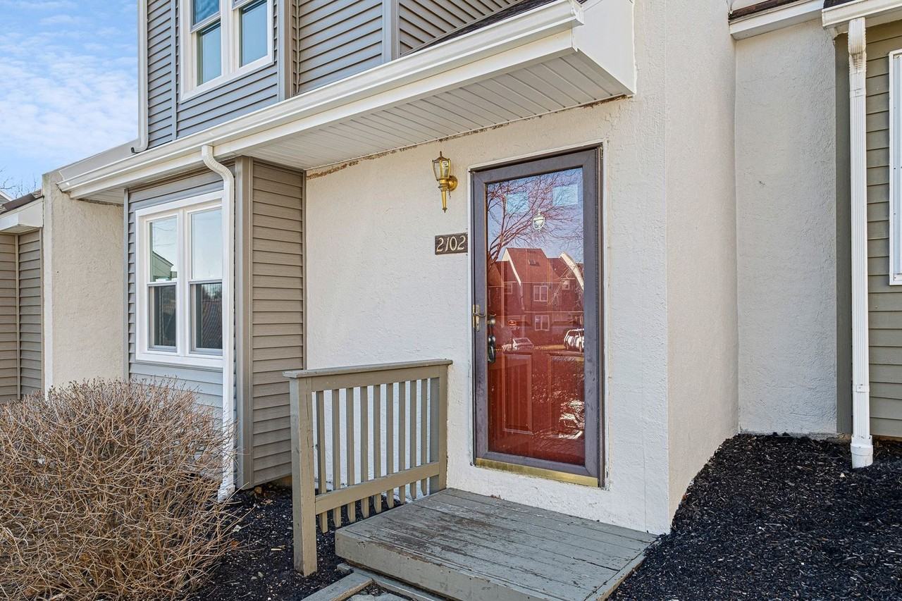 2102 Bridgewater Ct - Photo 2 of 20