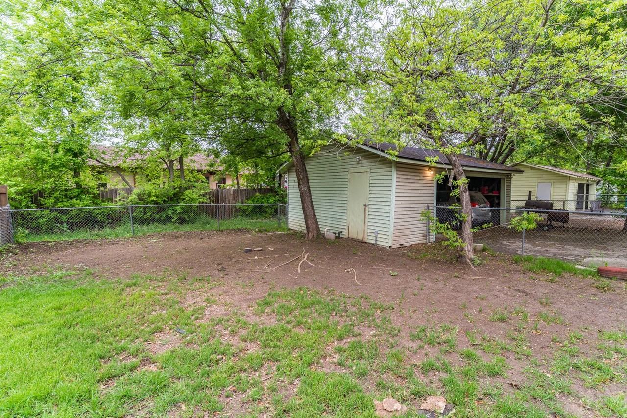 415 Bryn Mawr Dr - Photo 4 of 25