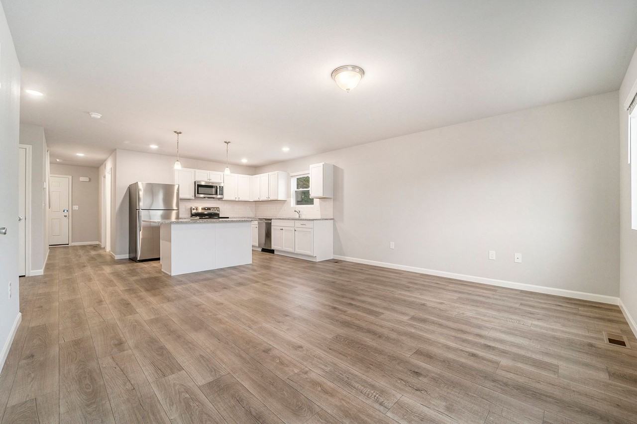 2208 Macatawa Ln - Photo 7 of 28