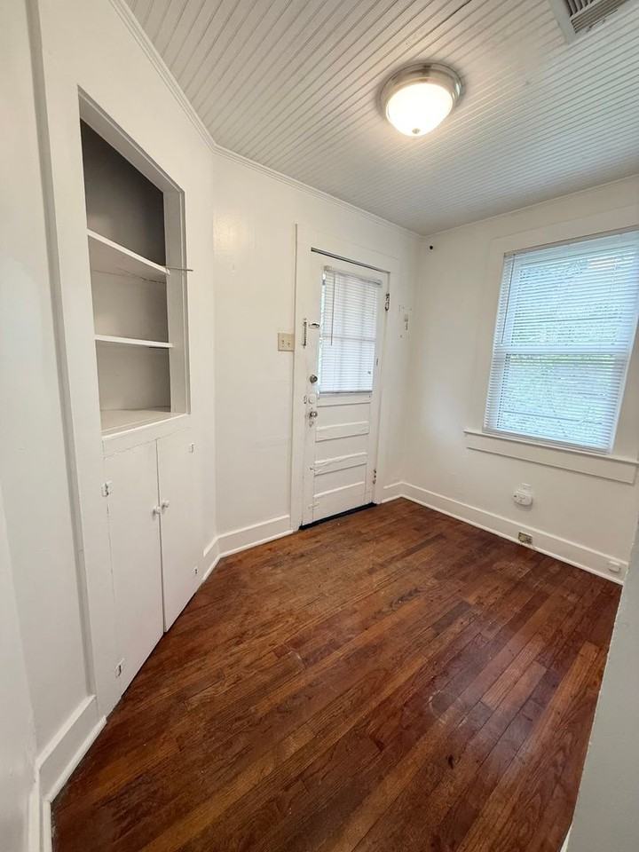 835 Iris St - Photo 7 of 11