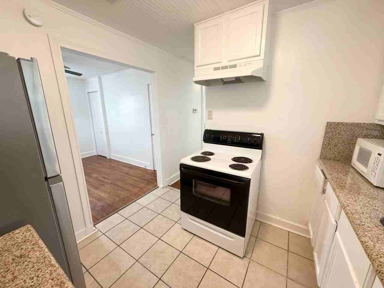 835 Iris St - Photo 5 of 11