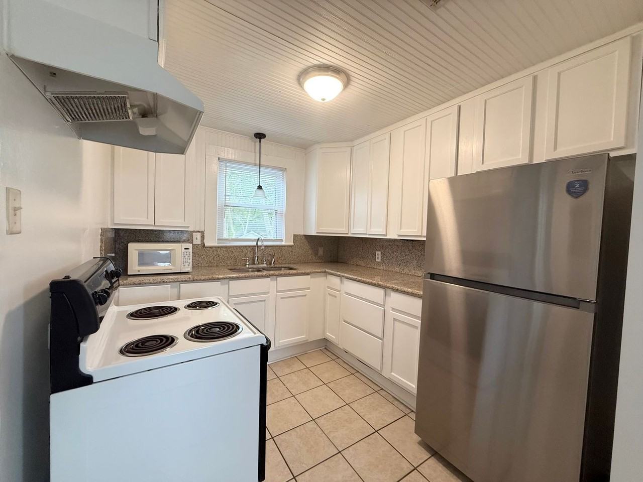 835 Iris St - Photo 6 of 11