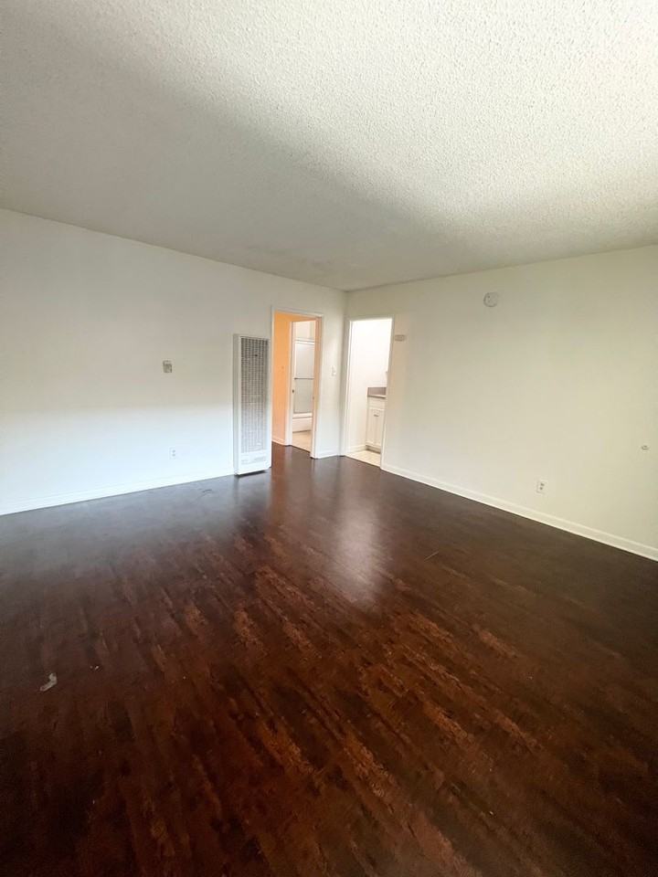 ARLINGTON 2 - Photo 2 of 10