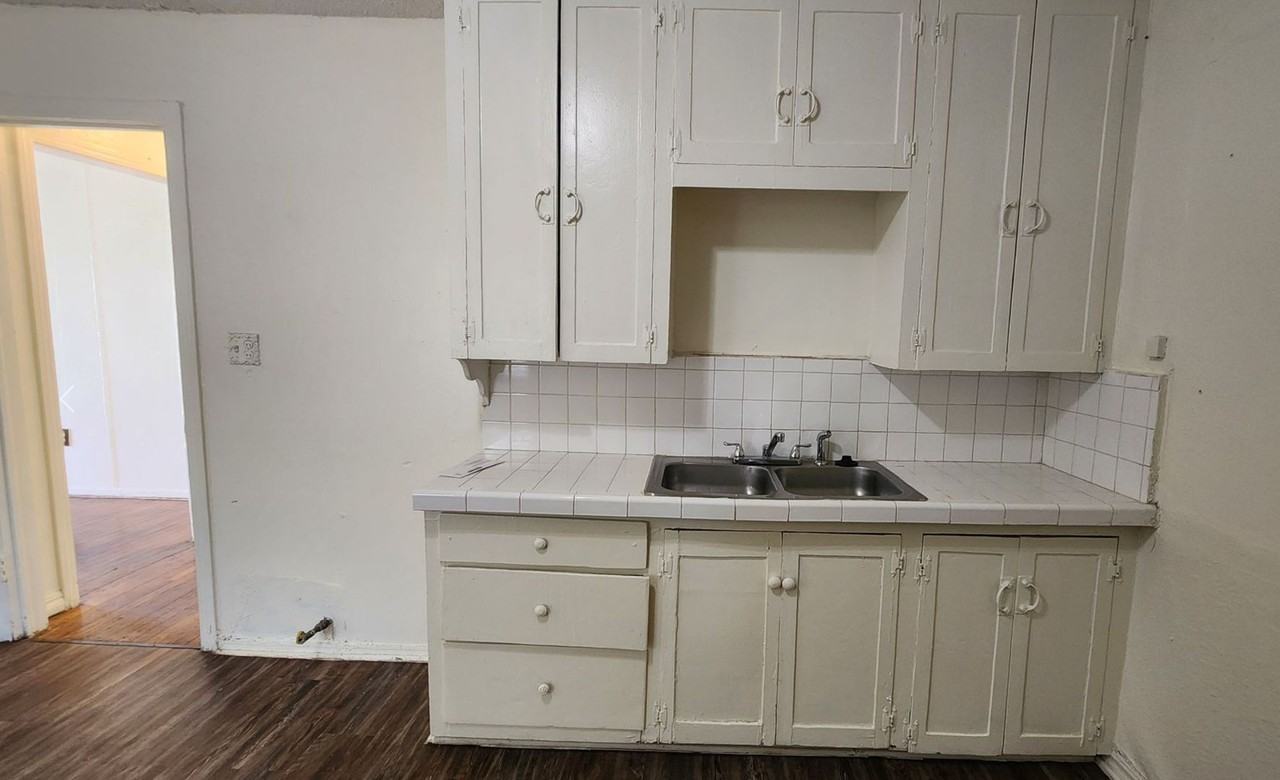 2136 Nw 32nd St - Photo 4 of 20
