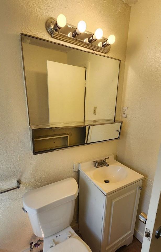 2136 Nw 32nd St - Photo 7 of 20