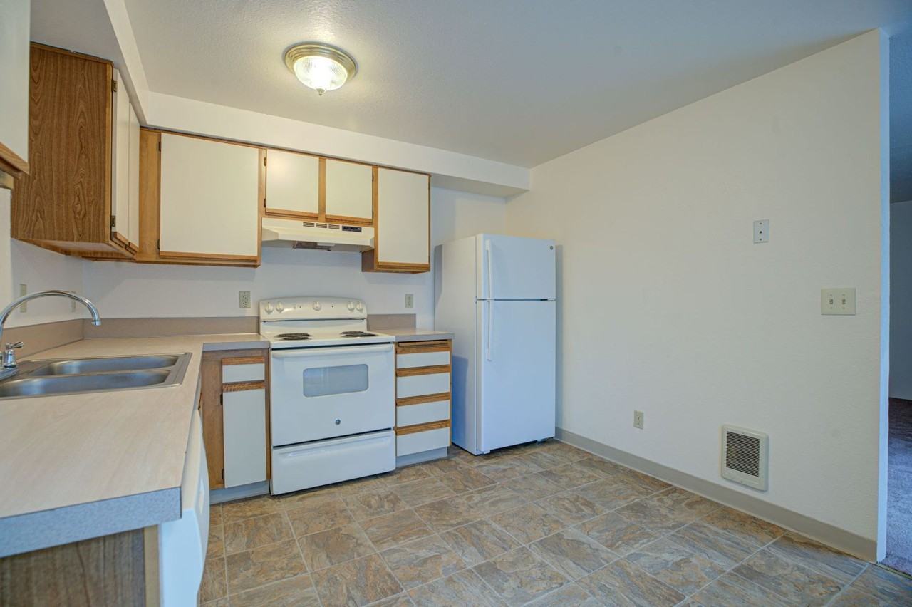 #442 WOODSIDE ESTATES APARTMENTS - Photo 3 of 47