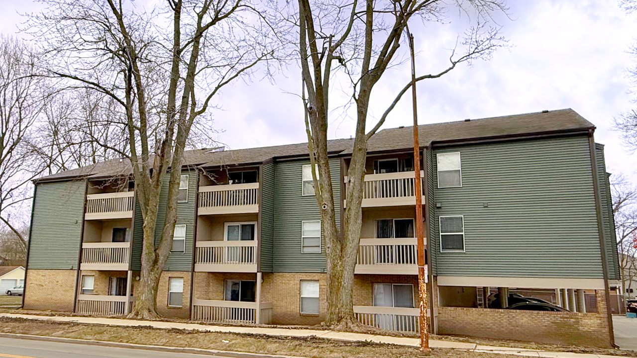 105 N Busey - Photo 2 of 28