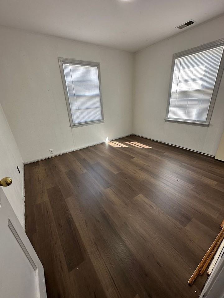 2204 30th St - Photo 5 of 8