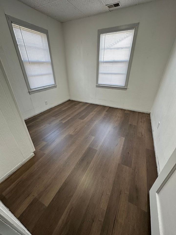 2204 30th St - Photo 7 of 8