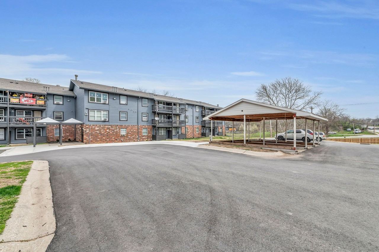 Lakeview II Apartments - Photo 3 of 5