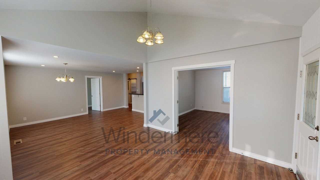 430 E Oak St - Photo 2 of 22