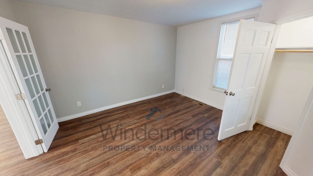 430 E Oak St - Photo 4 of 22