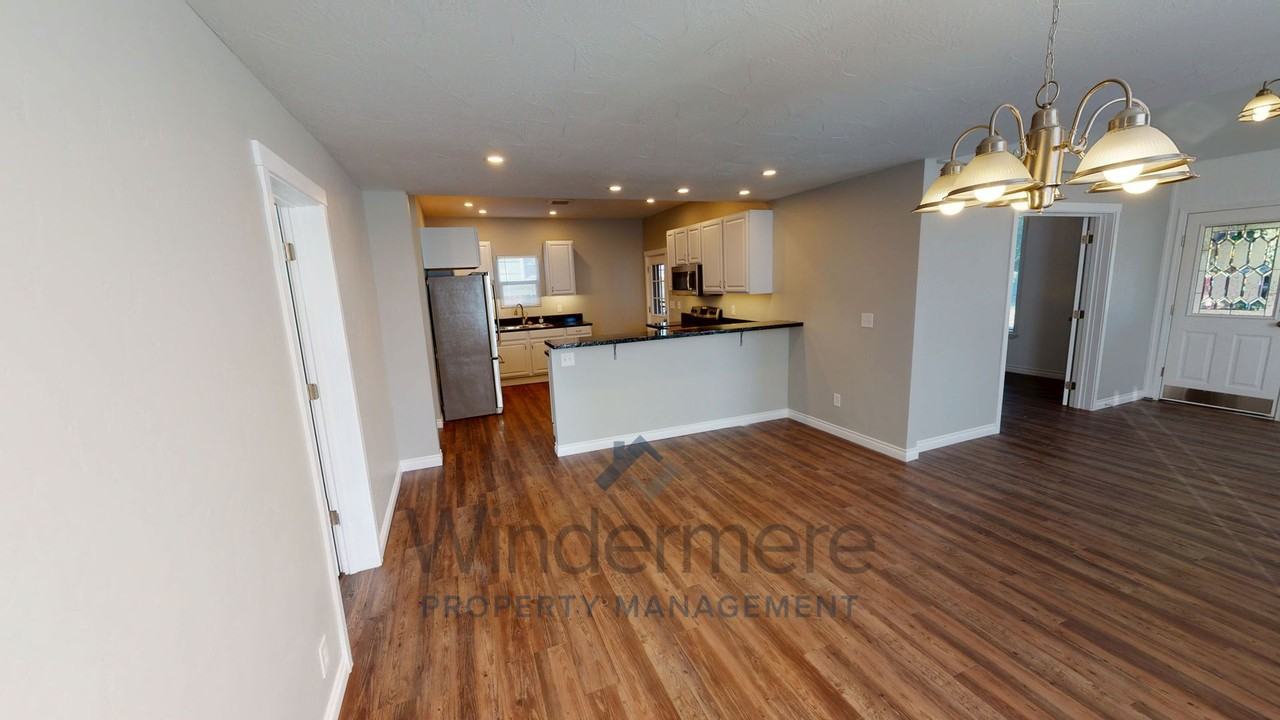 430 E Oak St - Photo 5 of 22