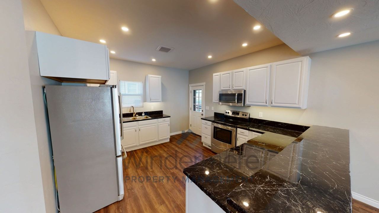 430 E Oak St - Photo 6 of 22