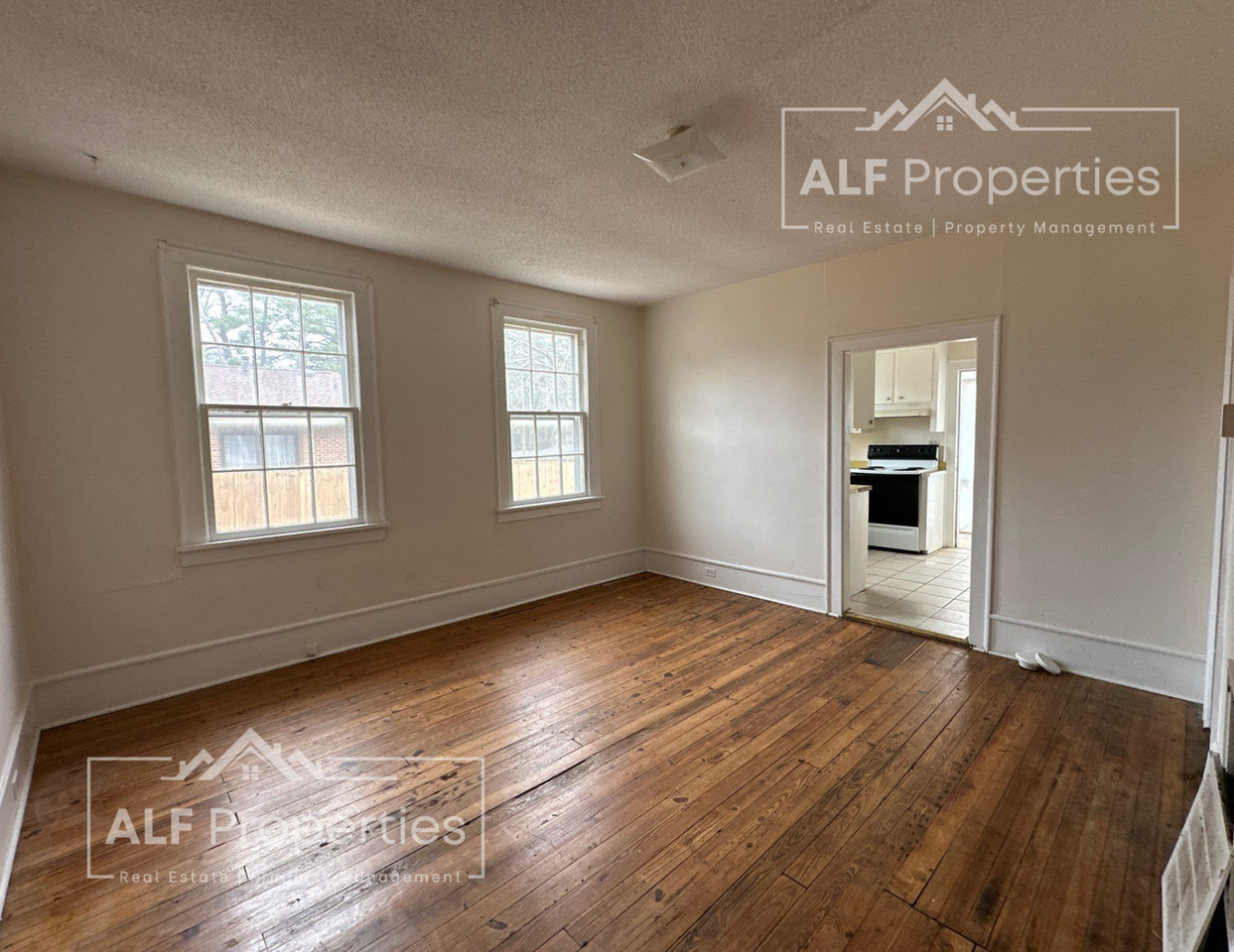 2607 Oxford Rd - Photo 4 of 15