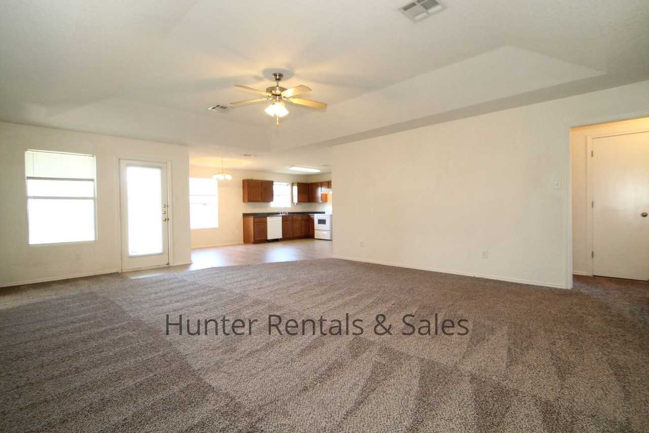 3400 Lakecrest Dr - Photo 5 of 27